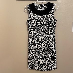 Sleeveless dress black collar white Swirly design